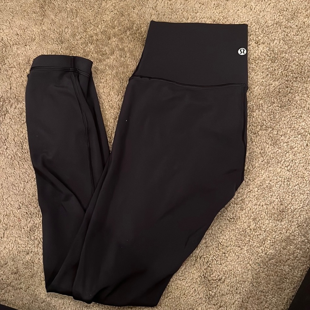 Lululemon size 6 wunder under pilling on leg